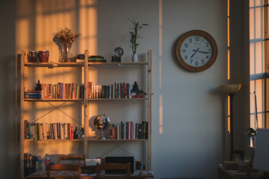 Sarah Jessica Parker Shares Book Collections and Personal Take on 'Bookshelf Wealth' Trend